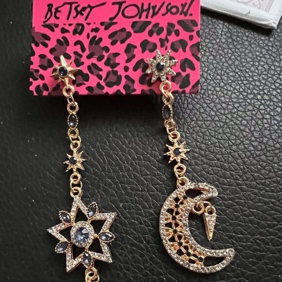 🌙 Betsey Johnson stunning sparkling crystal celestial dangle earrings 🌙 - Picture 2 of 6